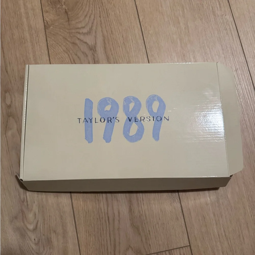 Taylor swift 1989 film strip cd display